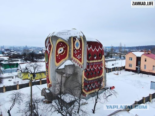 Под Гатчиной странный дачник строит... зиккурат!