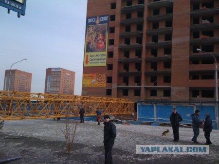 В Красноярске на прохожих рухнул башенный кран
