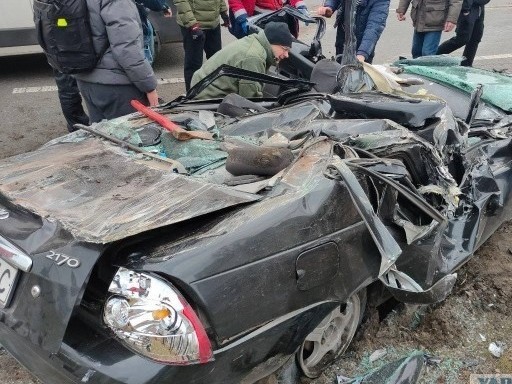 На севере Киева бронетехника переехала автомобиль