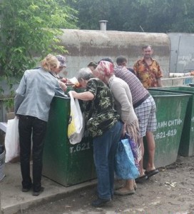 17 человек, которые буквально на свалке нашли хорошие вещи, доказав, что выбрасывают не только мусор