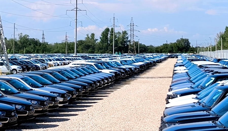 Тысячи ненужных автомобилей Лада скопились на стоянках АвтоВАЗа и дилеров