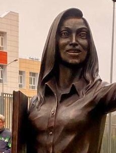 Памятник учительнице с выпирающими сосками возмутил жителей подмосковного города Дзержинский