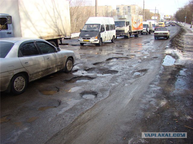 Медведев поручил найти разбитые дороги.