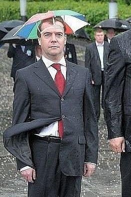 Путин отказался от зонта на церемонии возложения венков к могиле Неизвестного солдата