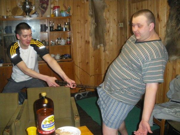 Пьяный мужик на заднем плане