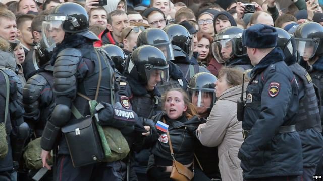 Массовое недовольство в органах: полицейским повышают выслугу лет
