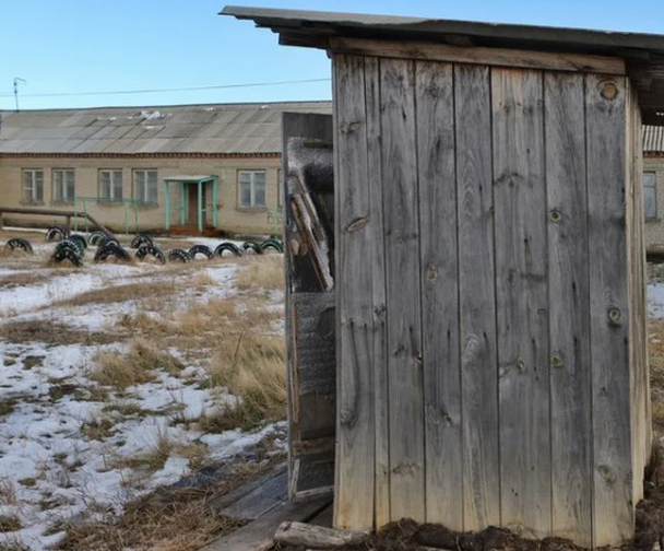 «Зима близко» — подумали родители учеников сельской школы в Белгородской области и пожаловались на неотапливаемый уличный туалет