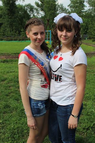 Школьницы на последнем звонке 2013