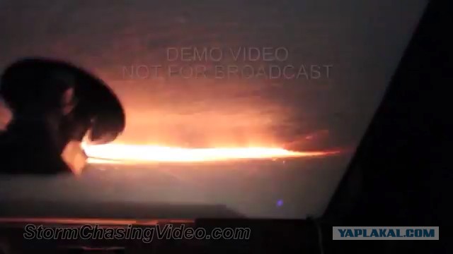 Американцы сняли видео с эпицентра торнадо