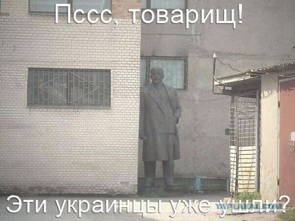 В Киеве разрушили памятник Ленину!