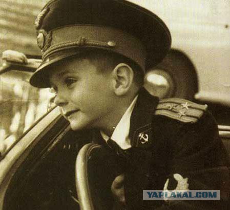 Знаменитости в детстве. Фото из домашних архивов