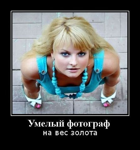 Обнаженная молодая мама позирует с маленьким сыном, пропагандируя грудное вскармливание