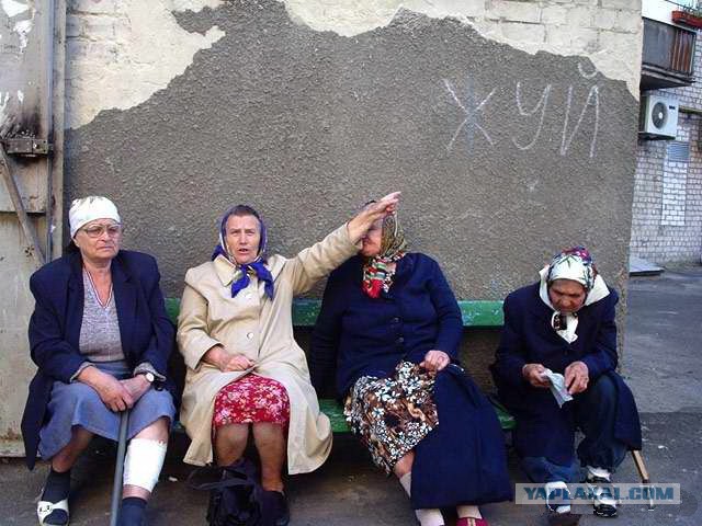 Бытует мнение, что в России государство платит гражданам пенсии