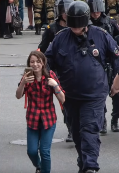 В центре Москвы группа подростков устроила «бессрочный» протест против пенсионной реформы