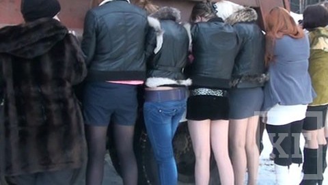 Сотрудники ФССП в Железногорске в рабочее время решили постоять «за углом», пока местные жители сидели в очередях и ждали их