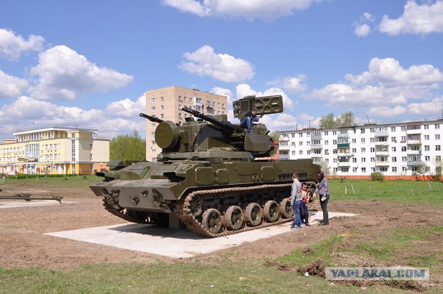 Самолет во дворе