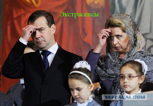 Чем занимается мальчик рядом с Президентом РФ?
