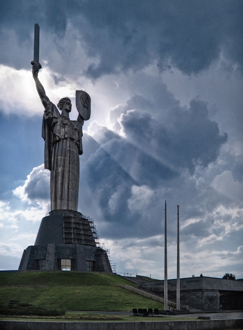 В Киеве монумент "Родина-мать" хотят