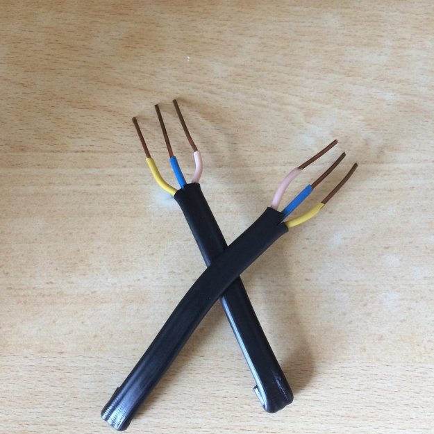 Подсоединить вилку три провода. Как сделать вилку. Вилка для розетки самоделка. 001ту. Как подключить провода к вилке.