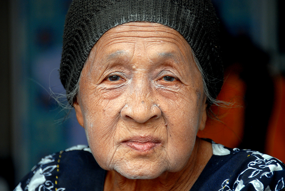 Бабушка азиат. Индонезийская бабушка. Азиатская бабушка. Пожилые люди Индонезии. Китайская бабушка.