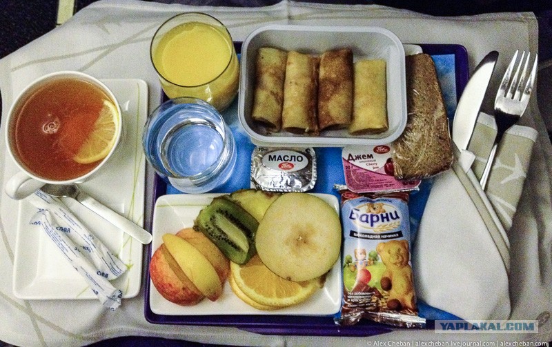 Что можно брать из еды в самолет. Еда в дорогу. Еда в самолете. Перекус в самолет. Обед в самолете.
