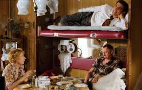 Кто-то очень любит бухать в купе)))