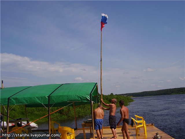 По реке на бутылках (7 фото)