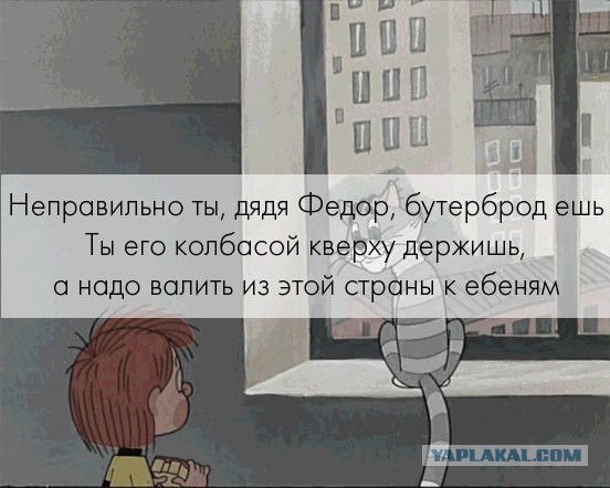 Протестующие начали штурм здания администрации.