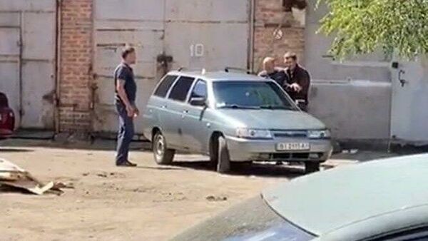 В Полтаве неизвестный взял в заложники сотрудника полиции и обещает подорвать себя и его гранатой