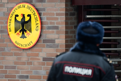 Россия выслала трех европейских дипломатов за участие в акциях, пишут СМИ