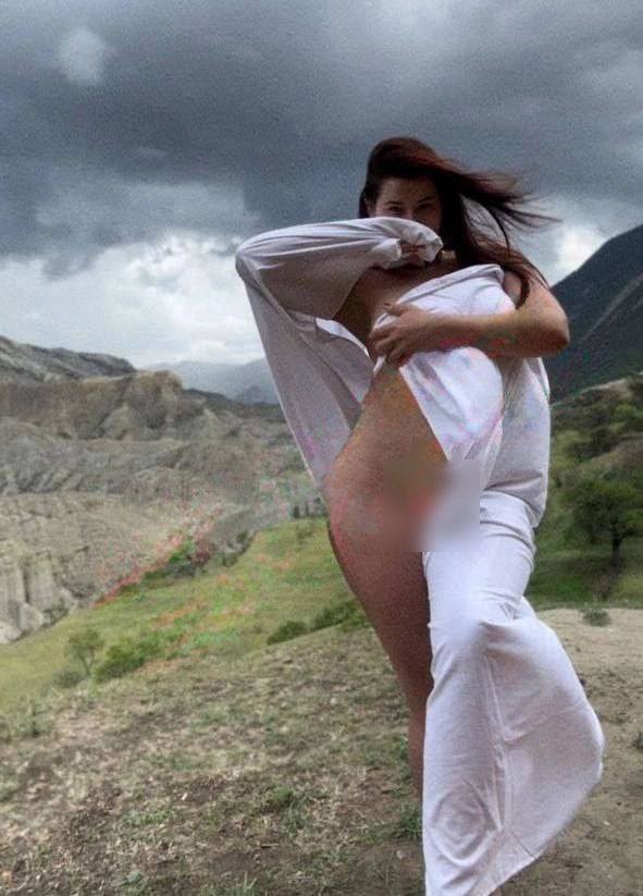 Голая туристка сделала фотосессию в стиле ню на фоне гор Дагестана: теперь ее прокляли