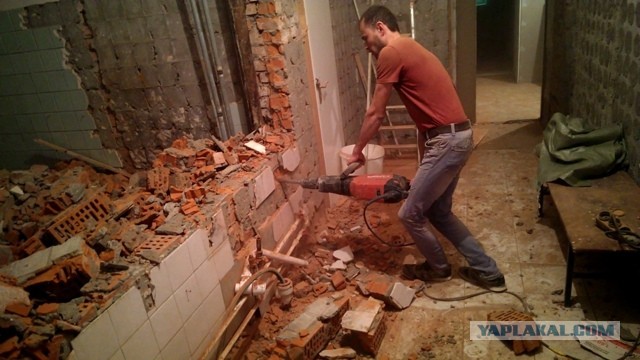 В Испании задержали высокопоставленного полицейского, который спрятал за стеной своего дома 20 миллионов евро