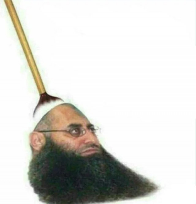 Дворник мигрант в работе...