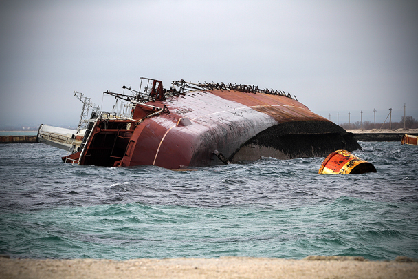 Российские военные затопили корабль в Крыму