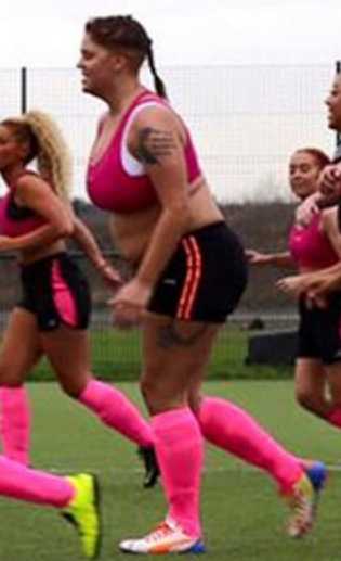 Женскую футбольную команду играющую в нижнем белье