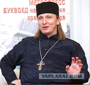 Cвященник кадилом выгнал из церкви подражателей