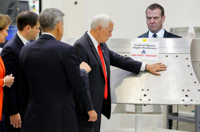 Фотожабы: Вице-президент США, игнорирующий надпись «Не трогать»