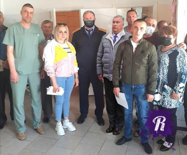 Мастера фотошопа из Белгородского СКР приделали маску следователю на фото с медиками
