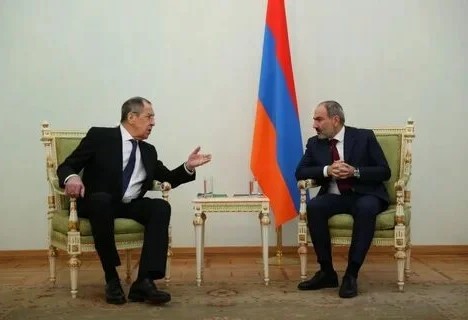 Почему нет российского флага?