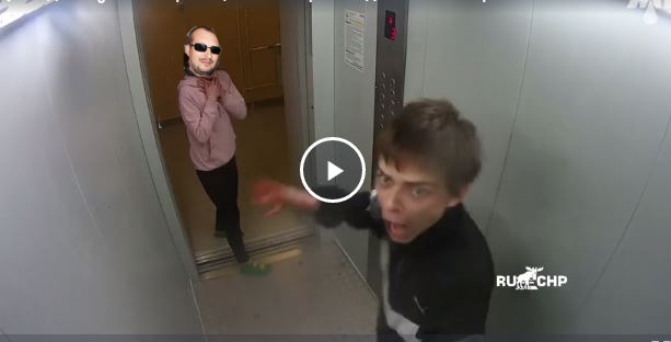 Интересно, что там происходит в этом лифте?