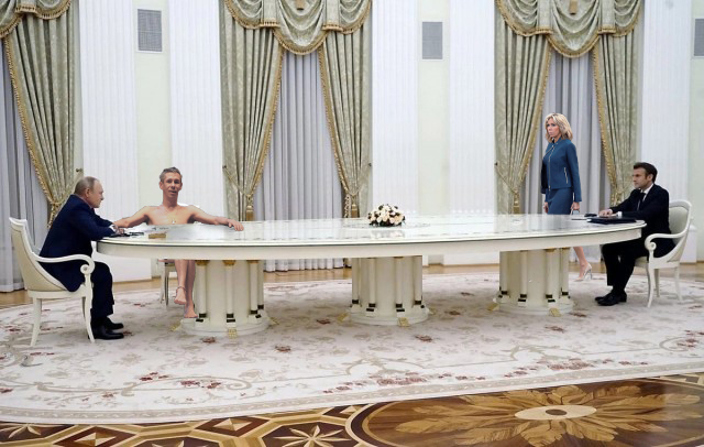 Предлагаю пофотошопить встречу Путина и Макрона