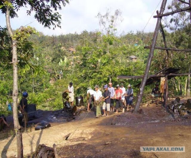 Уникальный индонезийский опыт нефтедобычи вручную...