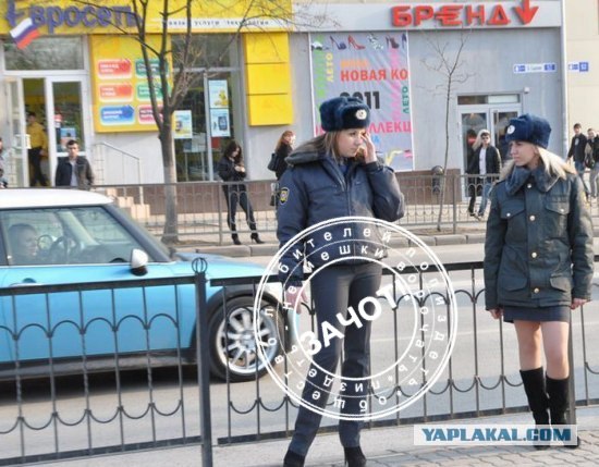 С такими ножками, да в полицию