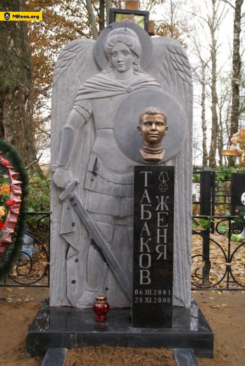 Необычные надгробные памятники: жуткие,
