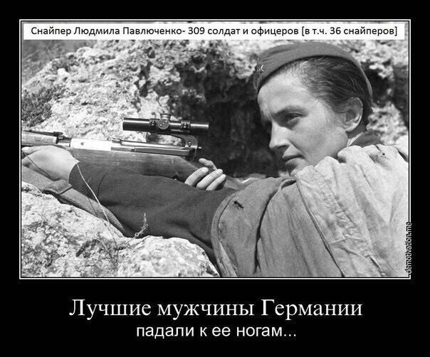 Маршировавшую на параде без туфли сотрудницу МВД наградили за мужество