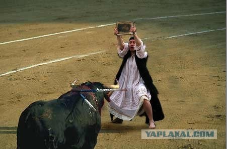 Фотожаба. Человек с табличкой