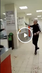 В Воронеже в магазине «Центрторг» мужик начал крыть матом кассиров, но заступился постоянный покупатель.