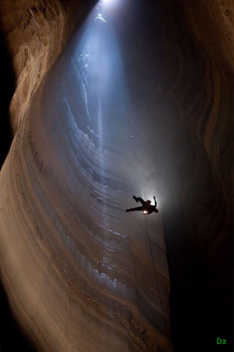 Громадная пропасть. Пещера Крубера-Воронья. Пещера Крубера-Воронья в Абхазии. Самая глубокая пещера в мире Крубера-Воронья. Пещера Крубера-Воронья – самая глубокая пещера в мире..