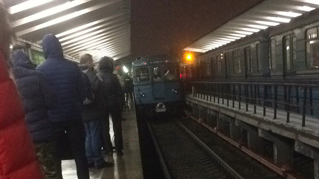 затор в метро. люди на платформе метро. станция метро выхино давка. таганско-краснопресненская линия метро выхино поезд. музыканты в метро москвы.