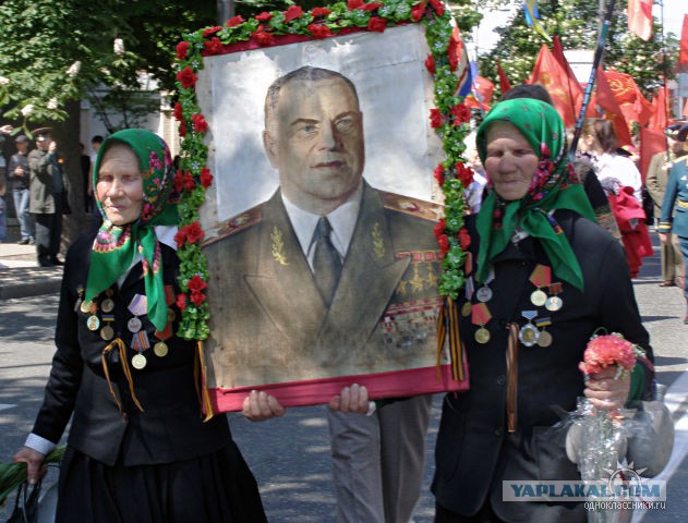 Две сестры встали в Киеве с портретом Жукова, отстояв его у бандеровцев